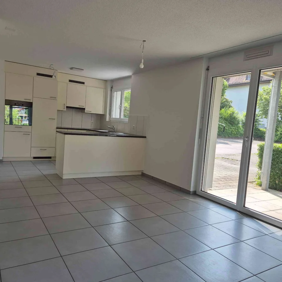 Sonnige, moderne 3.5 Zimmer Wohnung mitten im Ort