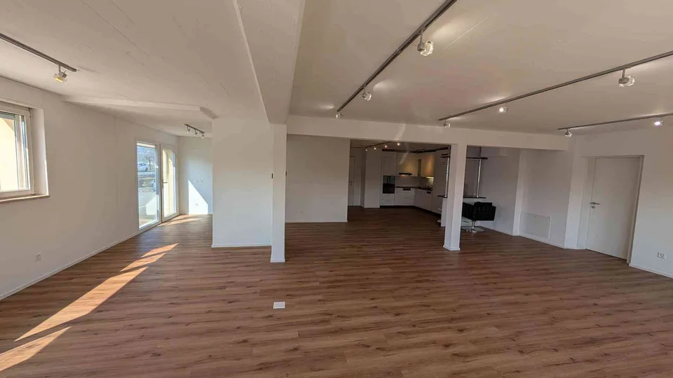 Gewerbefläche mit Parkmöglichkeiten
