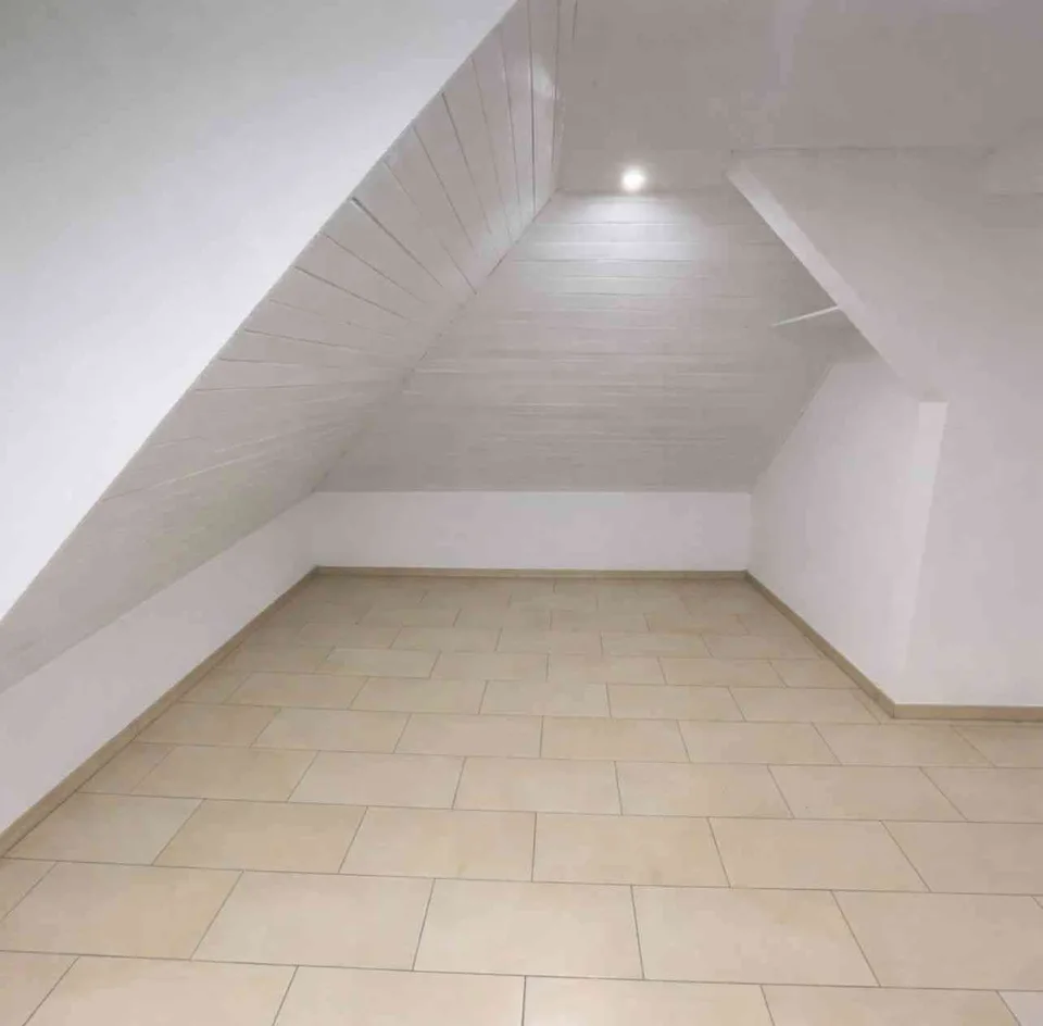 Grosszügige 2.5 Zimmer Dachgeschosswohnung zu vermieten