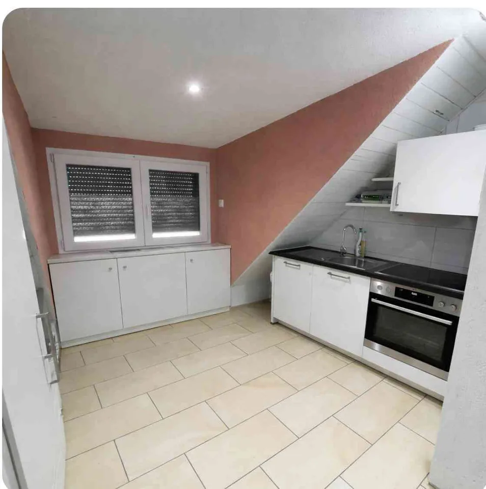 Grosszügige 2.5 Zimmer Dachgeschosswohnung zu vermieten