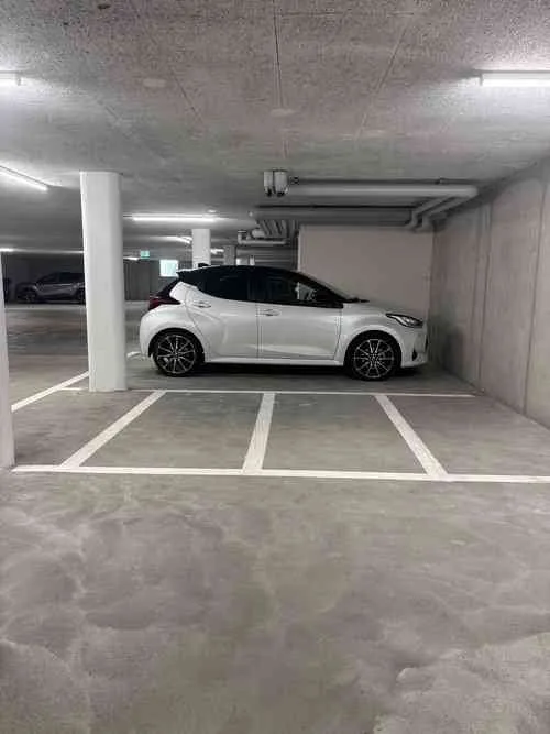 4 grosse Tiefgaragenparkplätze für Motorräder verfügbar