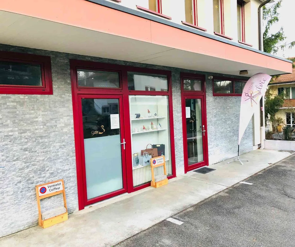 Vielseitige Gewerberäume (Coiffuresalon, Büro, Shop, Atelier) in Lampe
