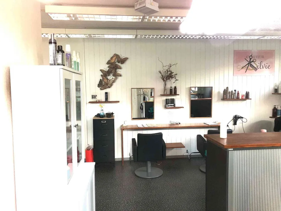 Vielseitige Gewerberäume (Coiffuresalon, Büro, Shop, Atelier) in Lampe