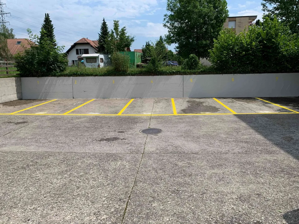 Aussen Parkplatz
