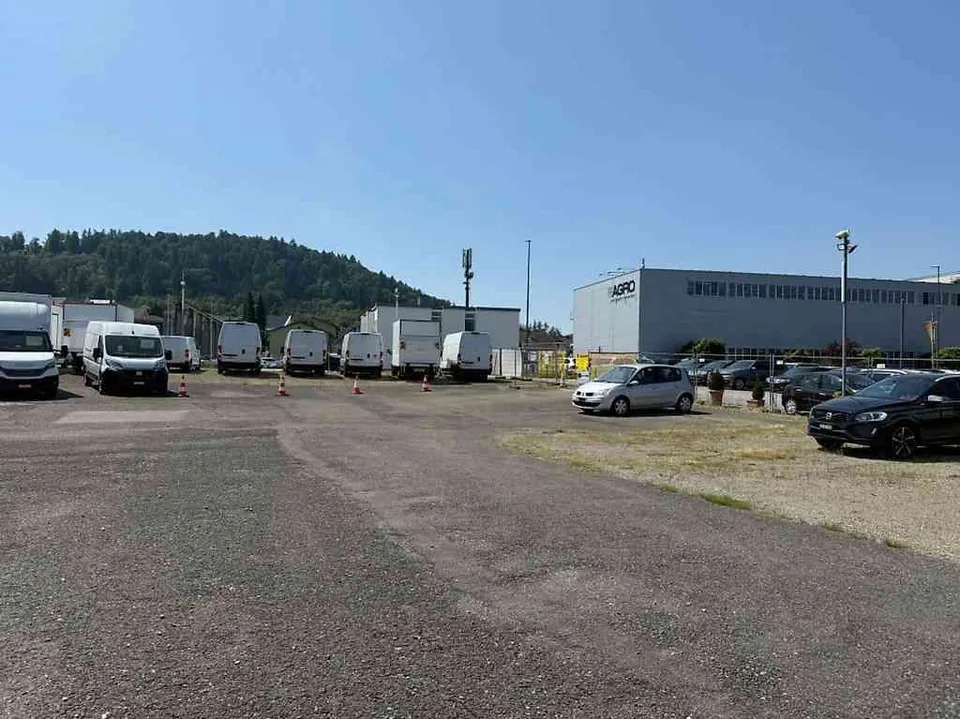 Verkaufsplatz / Autohandel / Parkplatz / Depot in Hunzenschwil