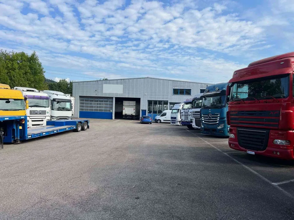 Grosse Halle mit Parkplatz oder Lagerplatz zu vermieten in Gansingen
