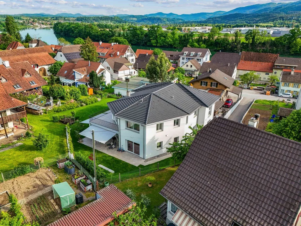 Exklusives 8.5-Zimmer-Einfamilienhaus mit Stil, Technik & Gartenidylle