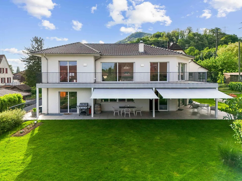 Exklusives 8.5-Zimmer-Einfamilienhaus mit Stil, Technik & Gartenidylle