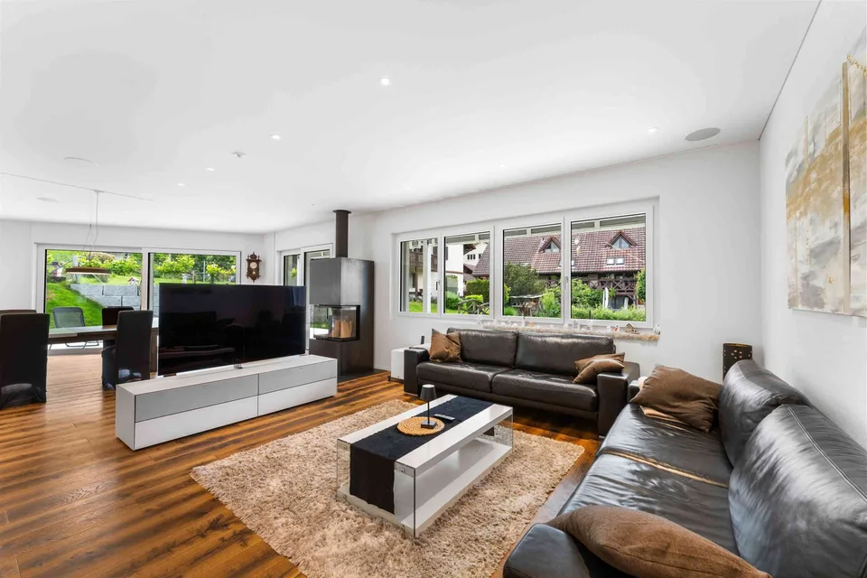 Exklusives 8.5-Zimmer-Einfamilienhaus mit Stil, Technik & Gartenidylle