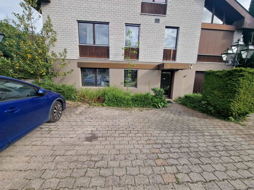 Schöne Praxis mit Einrichtung