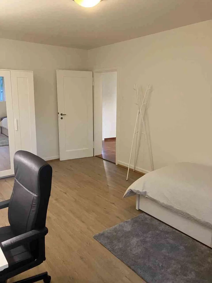 Möbliertes Zimmer an zentaler Lage mit Balkon A4