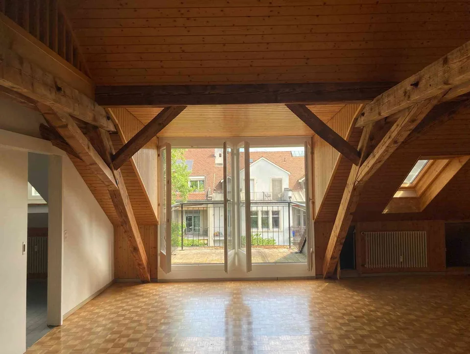 Tolle 3,5 Dachwohnung mit Balken, Mezzanine, Dachterrasse, ruhige Lage