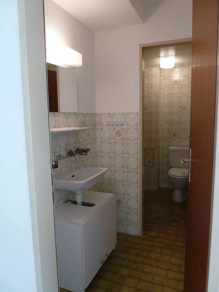 Bastelraum mit WC/Lavabo und separatem Eingang