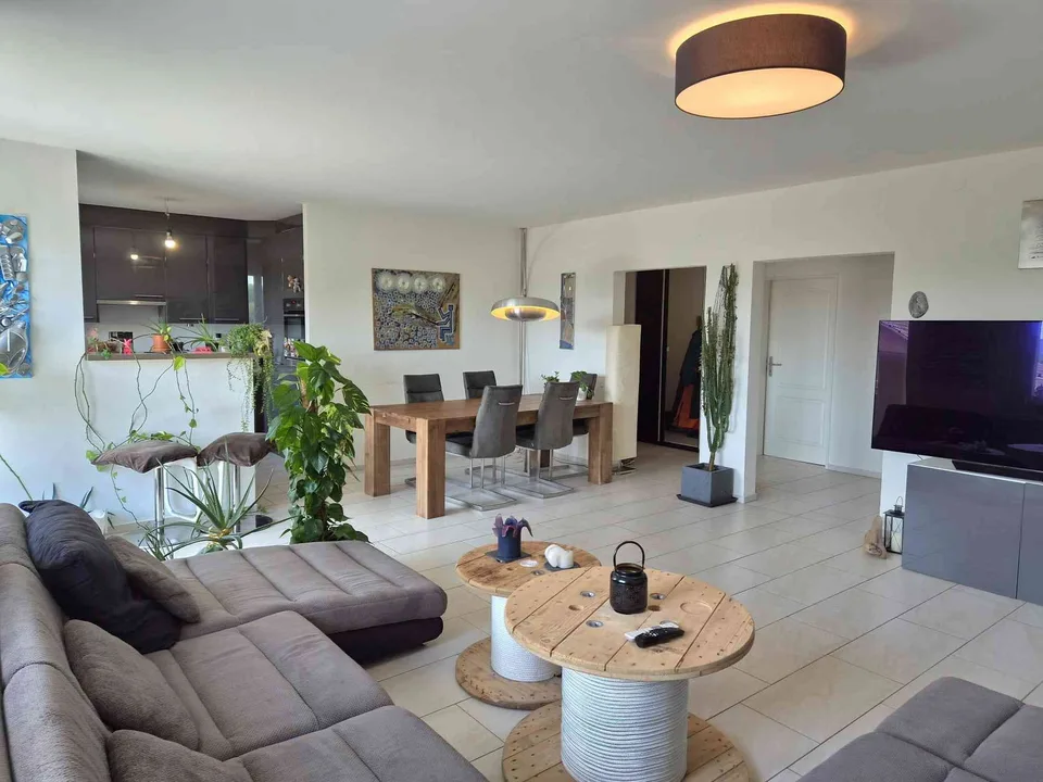 Exklusives WG-Zimmer mit eigenem Bad in moderner 4.5-Zimmer-Wohnung