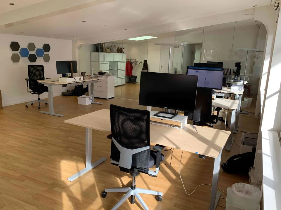 Freier Arbeitsplatz im kreativen Gemeinschaftsbüro in der Basel