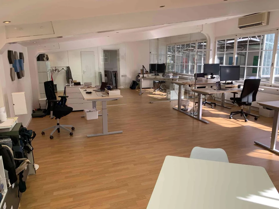 Freier Arbeitsplatz im kreativen Gemeinschaftsbüro in der Basel