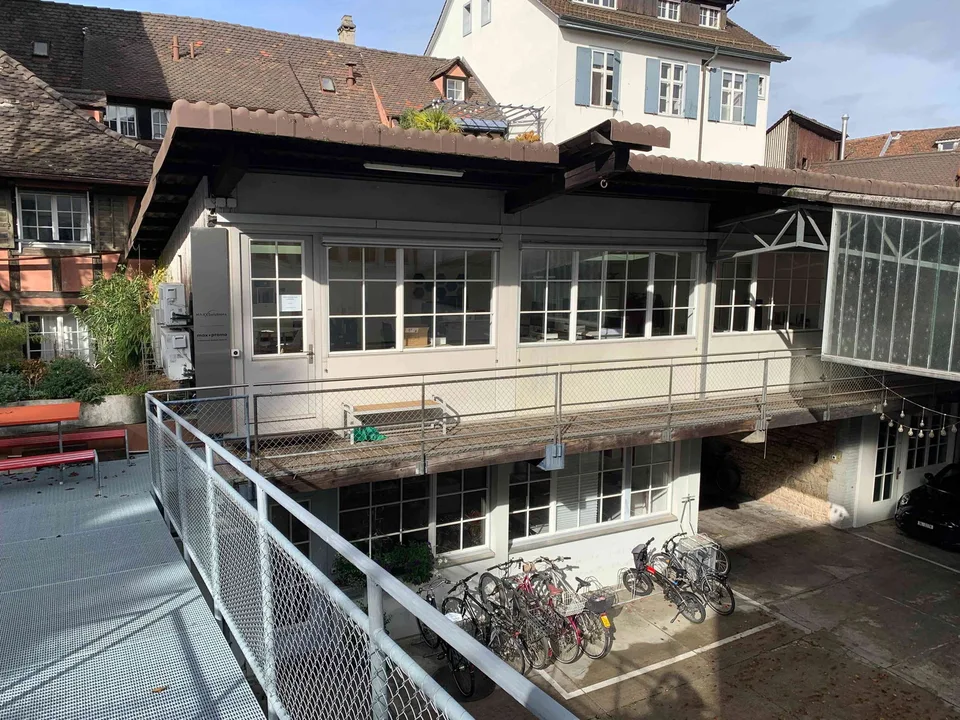 Freier Arbeitsplatz im kreativen Gemeinschaftsbüro in der Basel