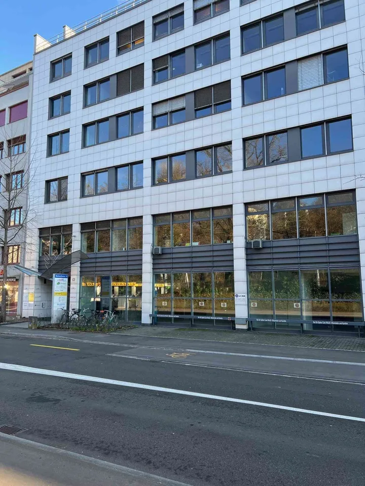 Vielseitig nutzbares Ladenlokal mit grosser Schaufensterfläche