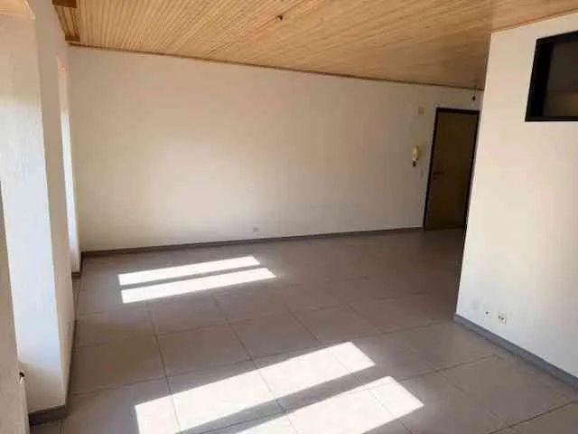 Appartement au 1er étage, avec place de parc, libre de suite