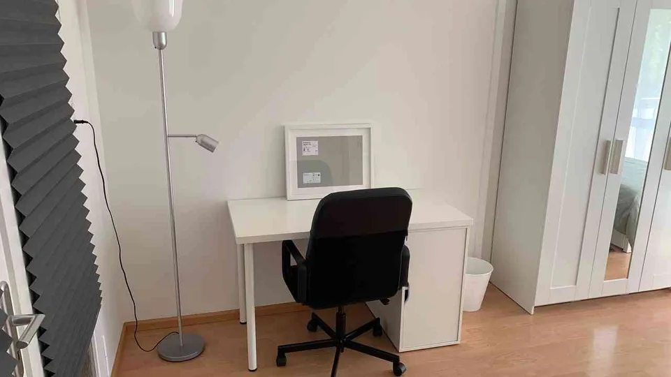 Möbliertes Privatzimmer S1 inkl. eigenem Balkon, nähe Schützenmattpark