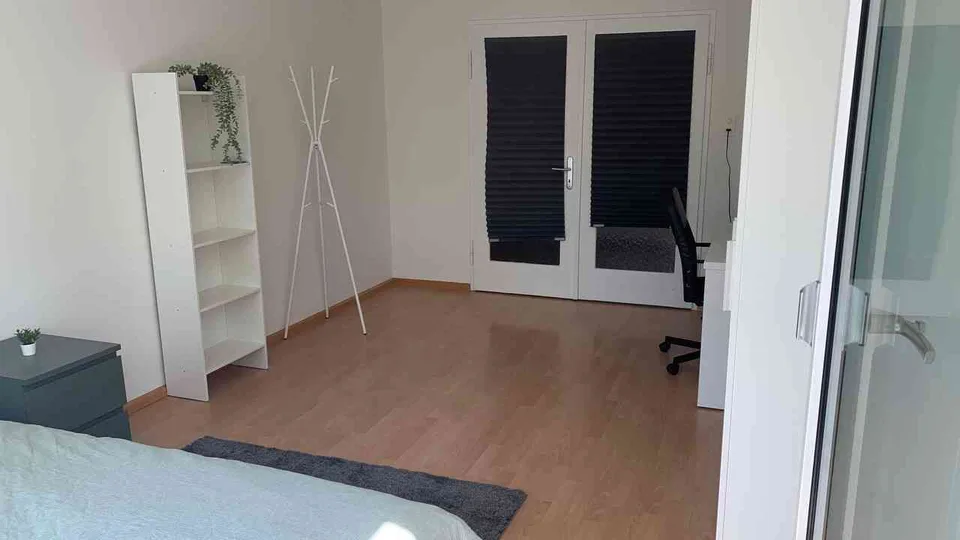 Möbliertes Privatzimmer S1 inkl. eigenem Balkon, nähe Schützenmattpark
