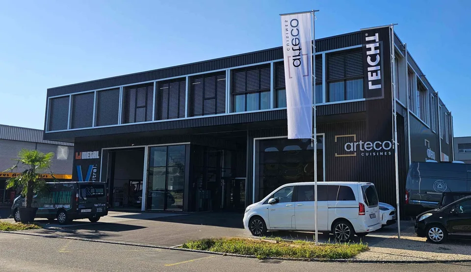 Local professionnel en zone commerciale