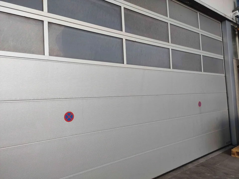 Atelier avec bureau 280m2 int. et 280m2 ext.
