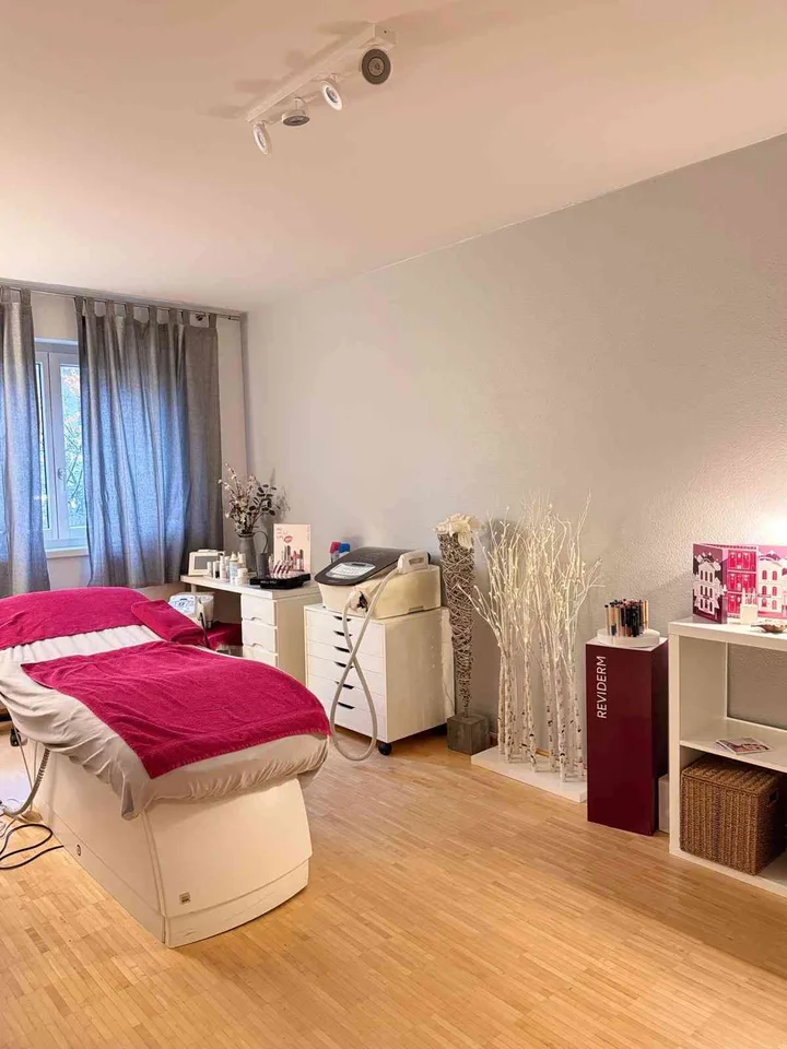 Schöner Raum für Therapie in Kosmetikstudio zu vermieten