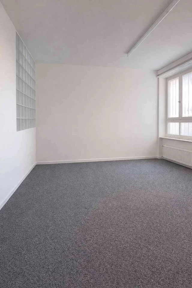 Modernes 18 m² Büro mit eigenem Eingang, Parkplatz & WiFi – 4053 Basel