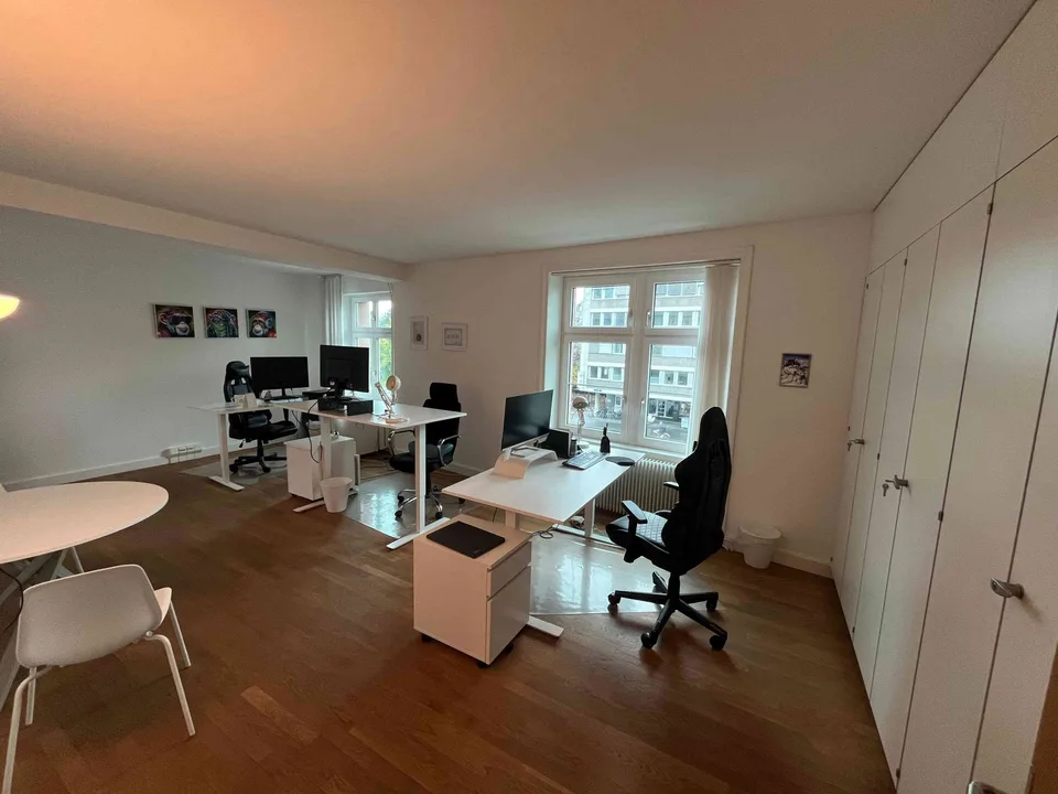 "Helles und modernes Büro an Toplage - Fussnähe Barfüsserplatz! - Möbe
