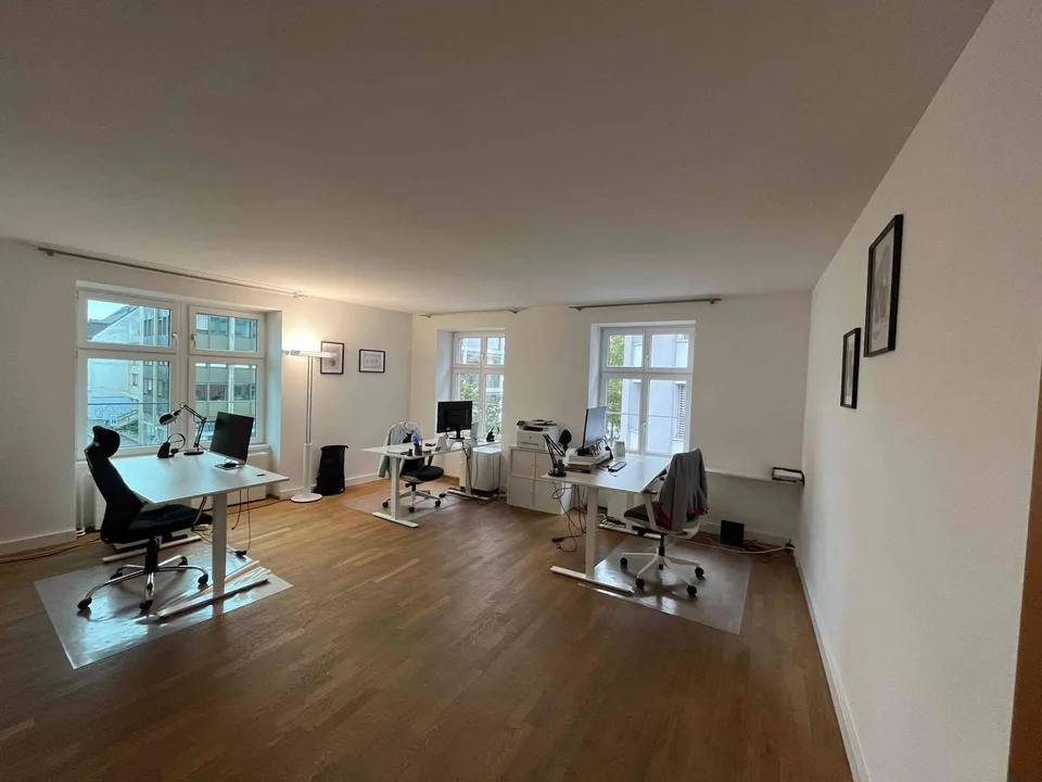 "Helles und modernes Büro an Toplage - Fussnähe Barfüsserplatz! - Möbe