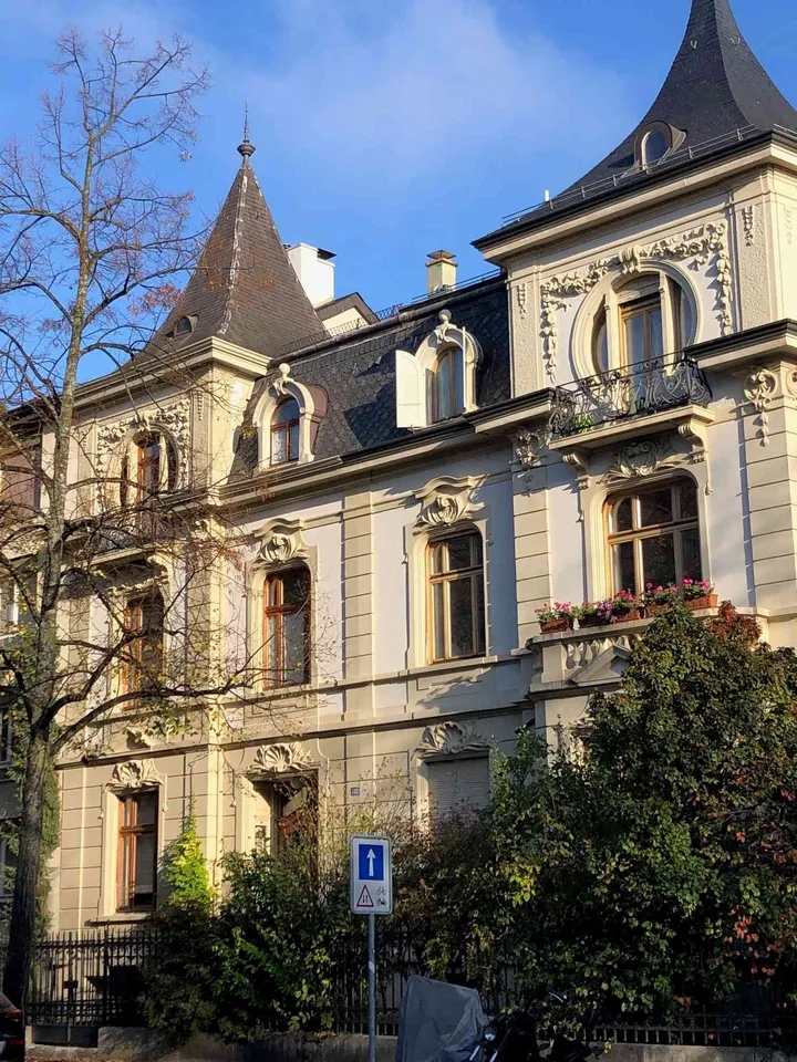 Temporarily living in Art-Nouveau building