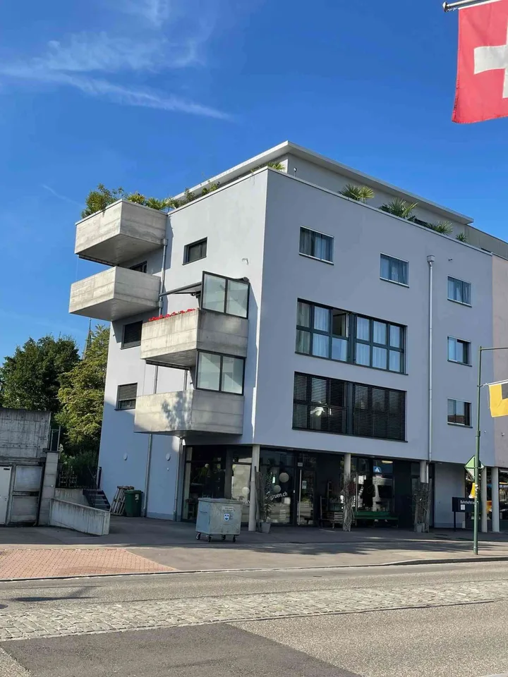 Auto-Einstellplatz zu vermieten an zentraler Lage in Therwil