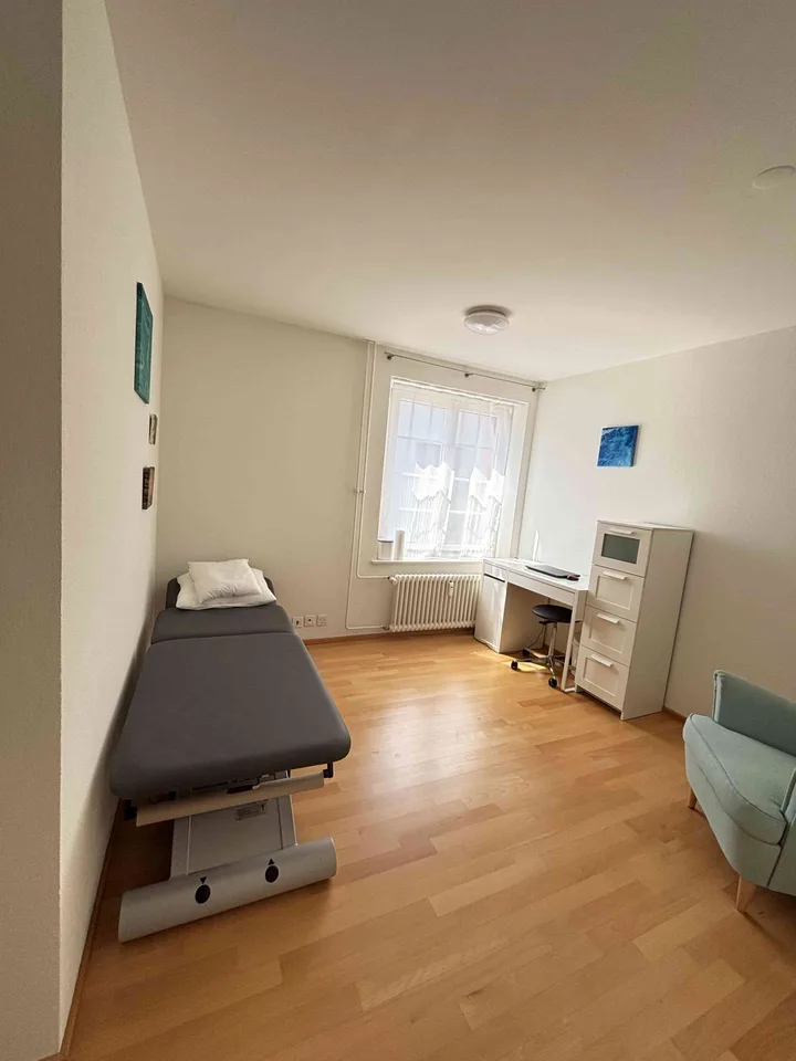 2 zentrale Praxisräume in Reinach BL zu vermieten