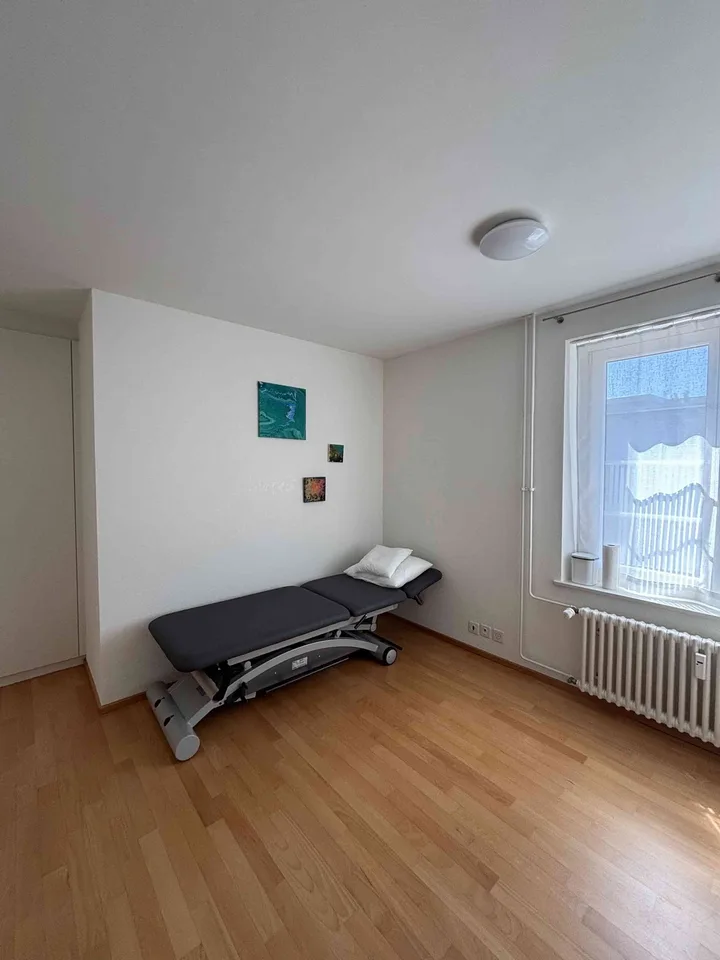 2 zentrale Praxisräume in Reinach BL zu vermieten