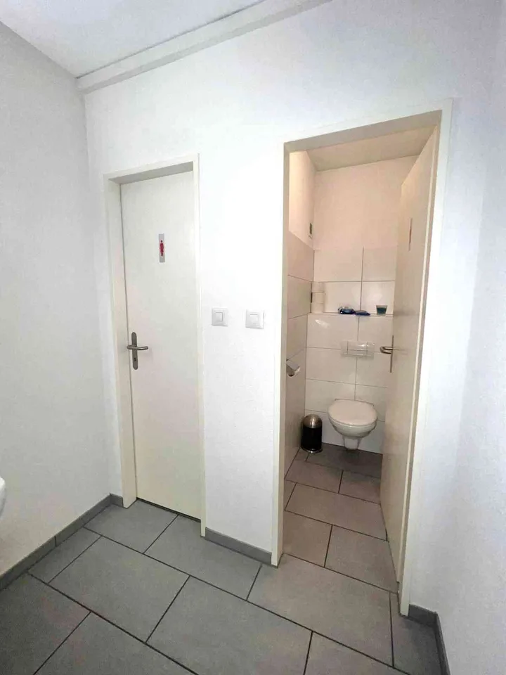 Erstklassige Gewerberäume in an optimaler Lage nahe der Stadt