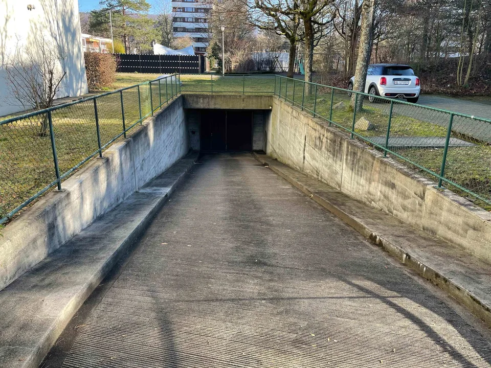 Einstellhallenplatz in Reinach