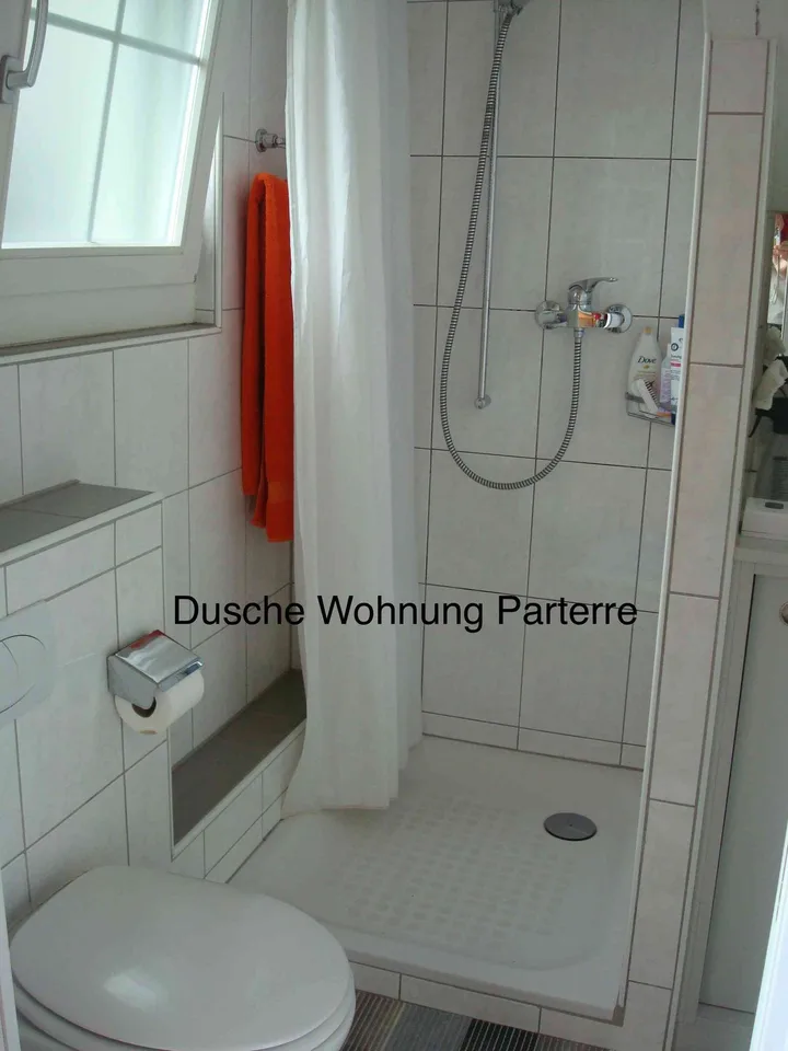Liebevoll möbliertes Zimmer zu vermieten in 2-Generationenhaus