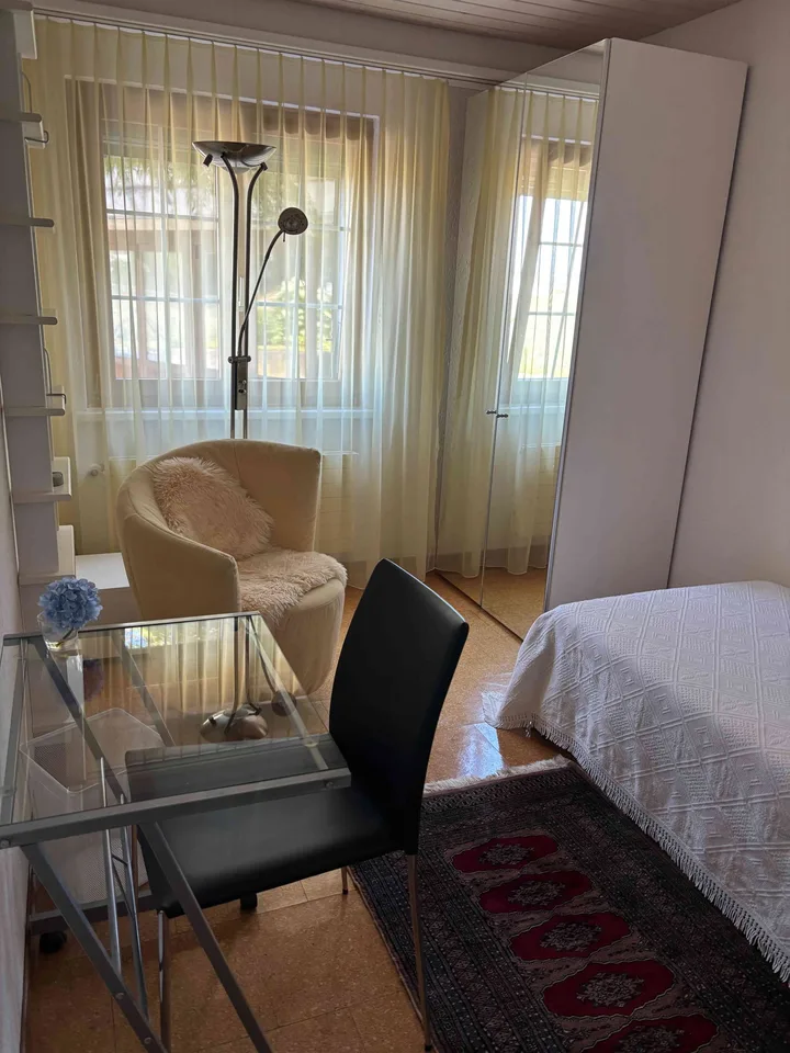 Liebevoll möbliertes Zimmer zu vermieten in 2-Generationenhaus
