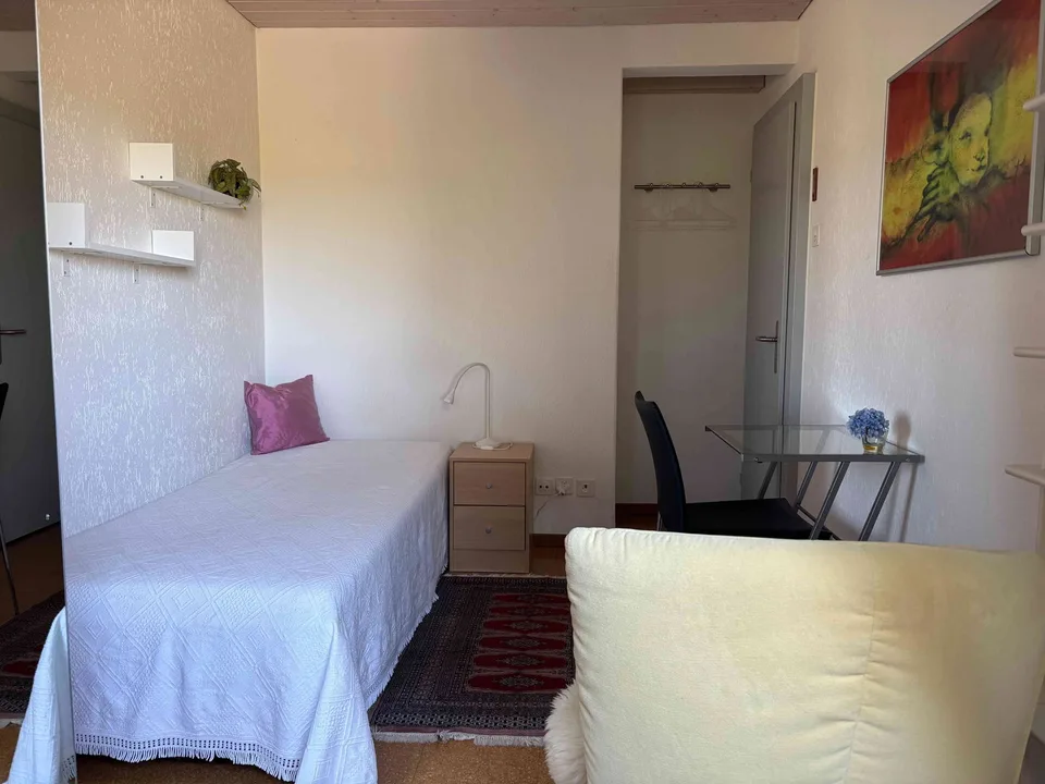 Liebevoll möbliertes Zimmer zu vermieten in 2-Generationenhaus