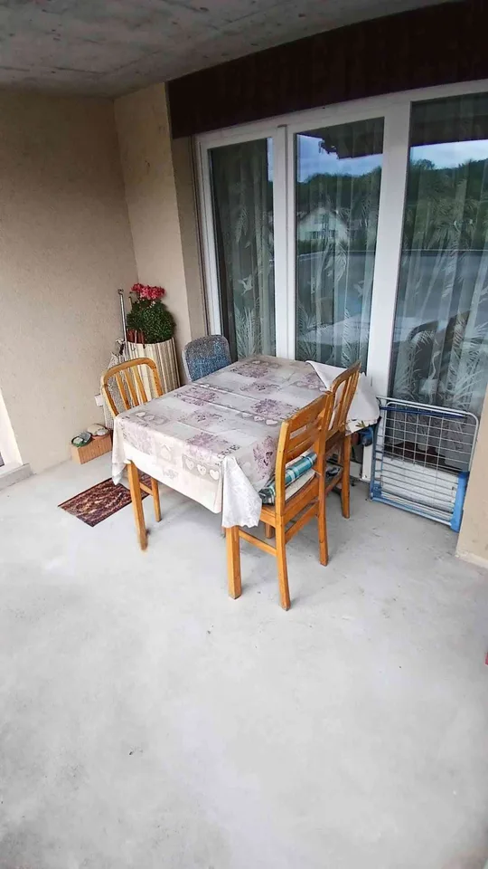 Grosse, helle 2.5-Zimmerwohnung (76.4m²) in 9-Familienhaus