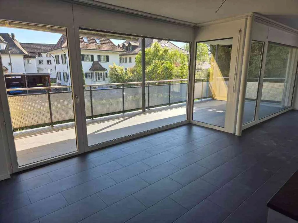 Moderne, helle 4.5-Zimmer Wohnung mit grossem Balkon zum chillen..