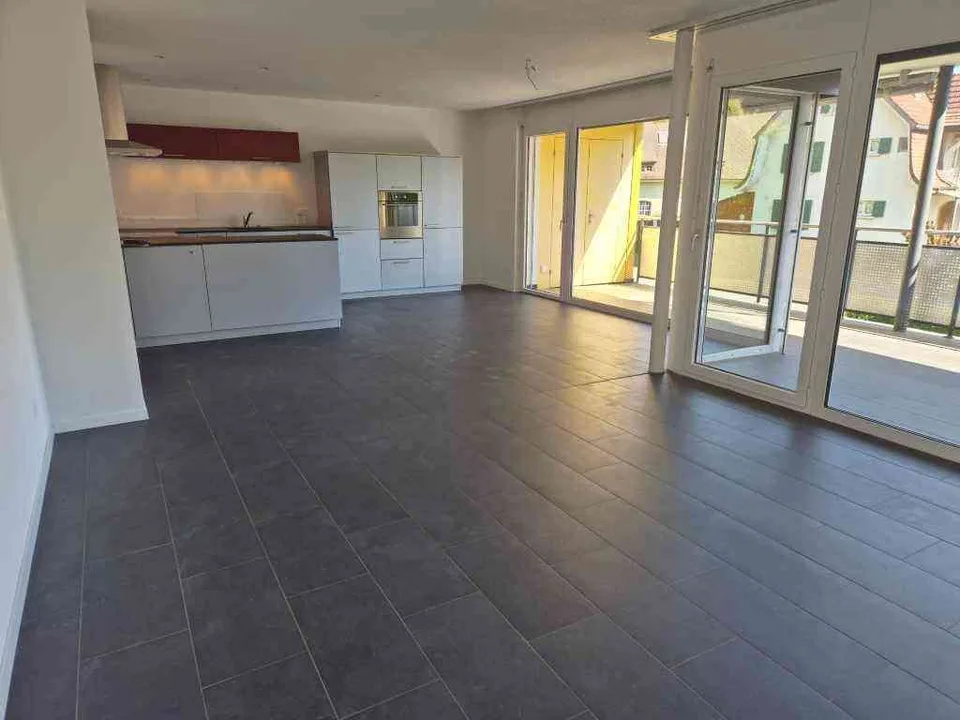 Moderne, helle 4.5-Zimmer Wohnung mit grossem Balkon zum chillen..