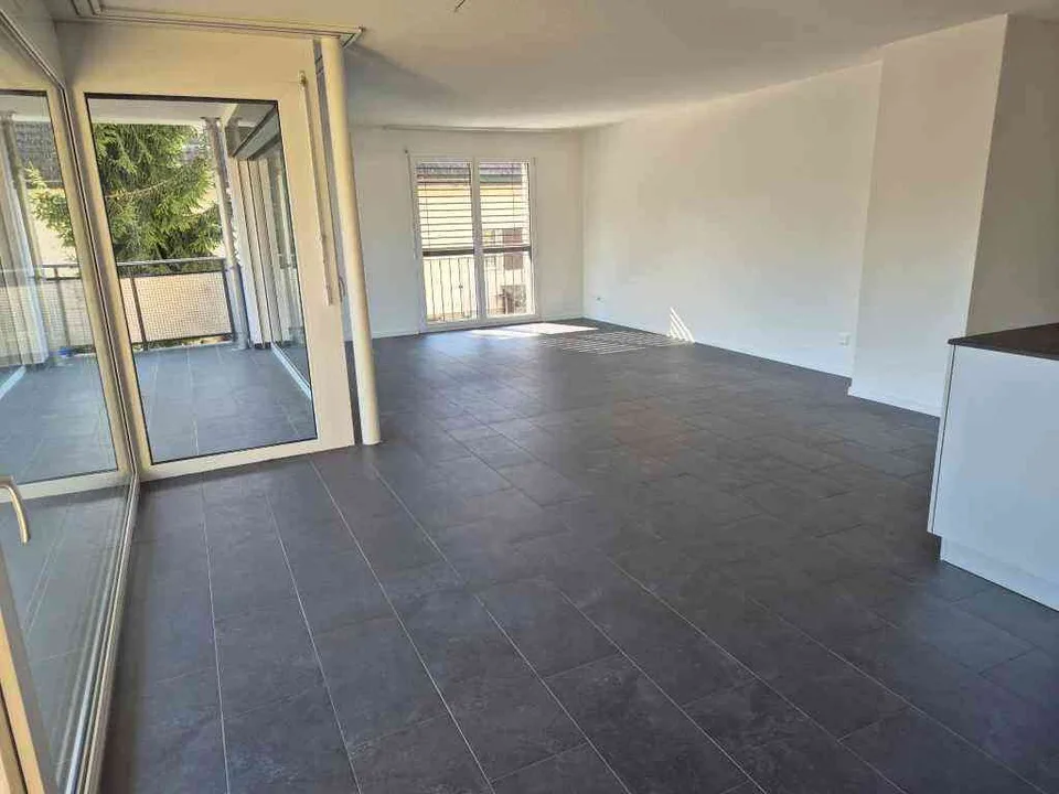 Moderne, helle 4.5-Zimmer Wohnung mit grossem Balkon zum chillen..