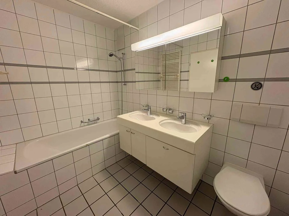 2,5-Zi.-Whg.(73m2) im EG. Freisitz, eig. Waschküche. gedeckter Parkp.