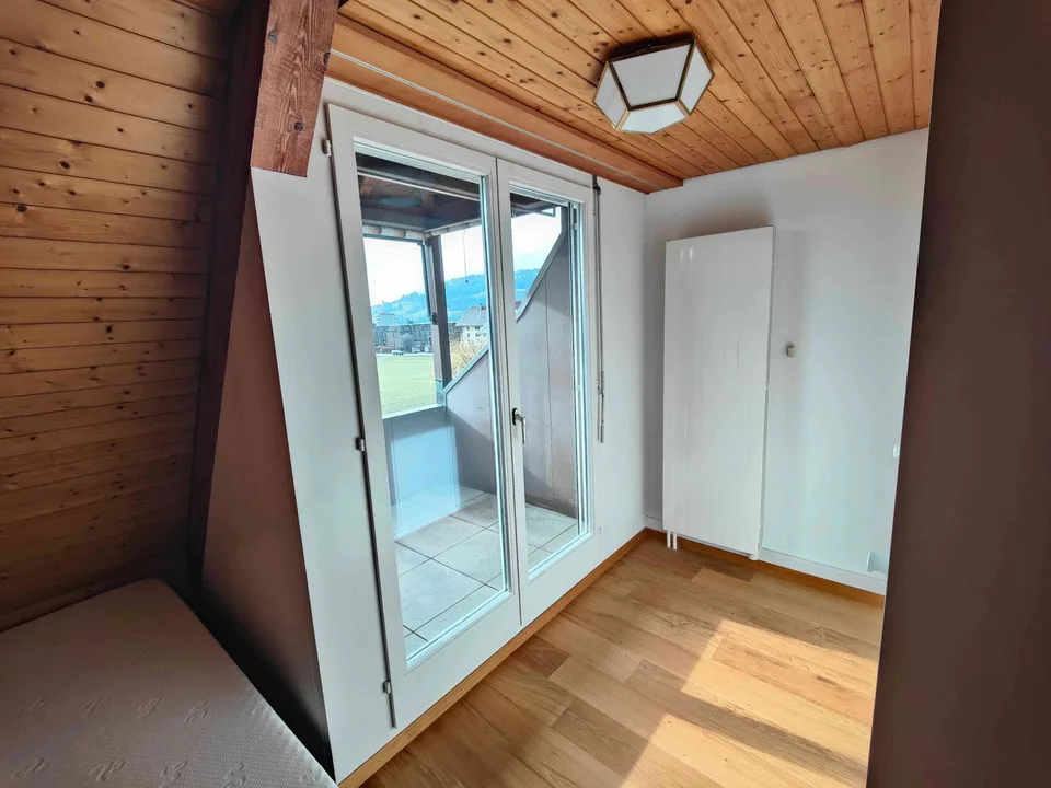 Helle Dachwohnung mit Sicht in die Berge