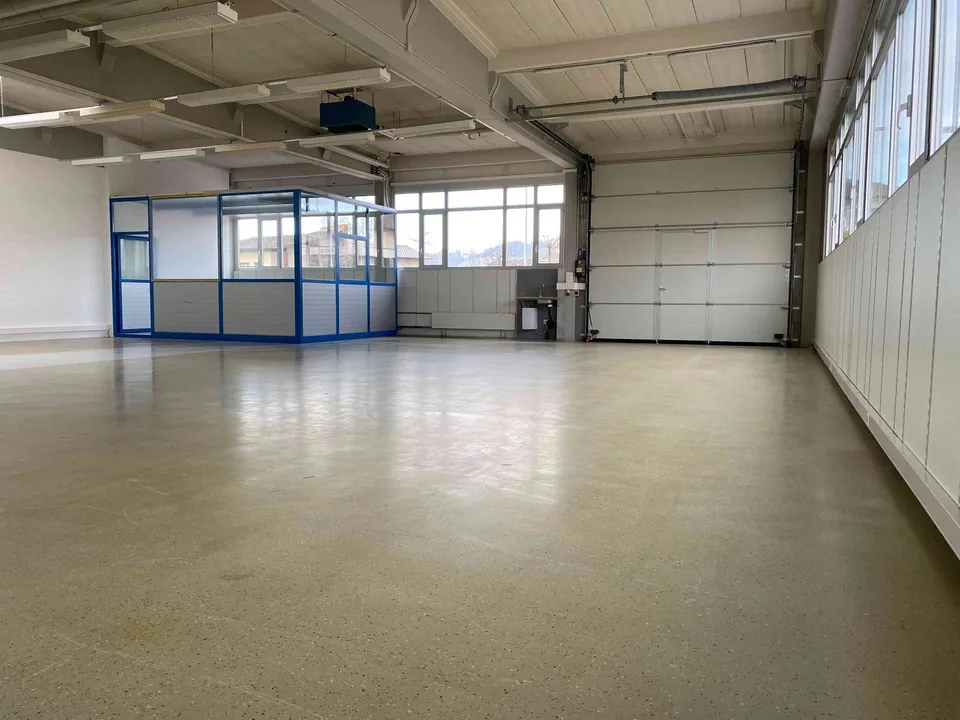 Top-Gewerbehalle ebenerdig und säulenfrei mit automatischem Rolltor
