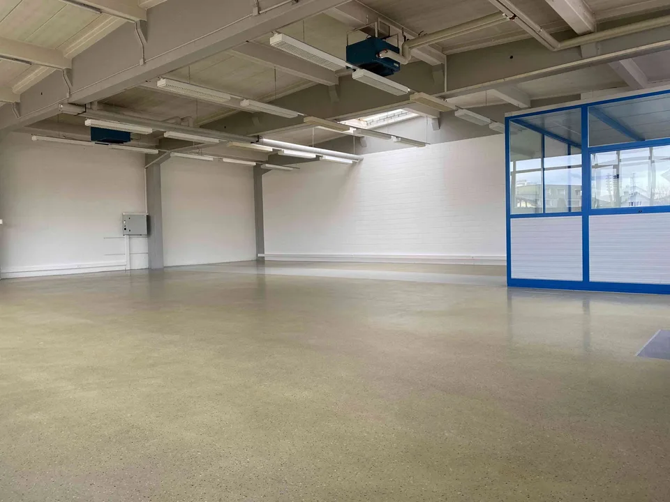 Top-Gewerbehalle ebenerdig und säulenfrei mit automatischem Rolltor
