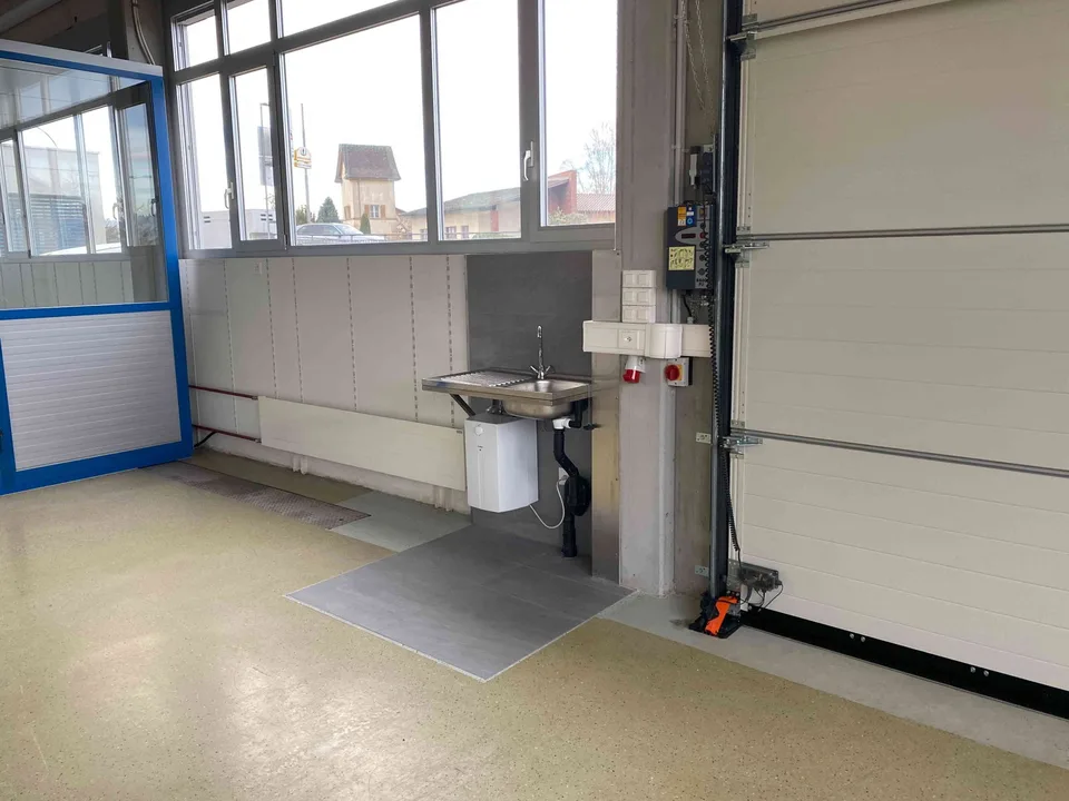 Top-Gewerbehalle ebenerdig und säulenfrei mit automatischem Rolltor