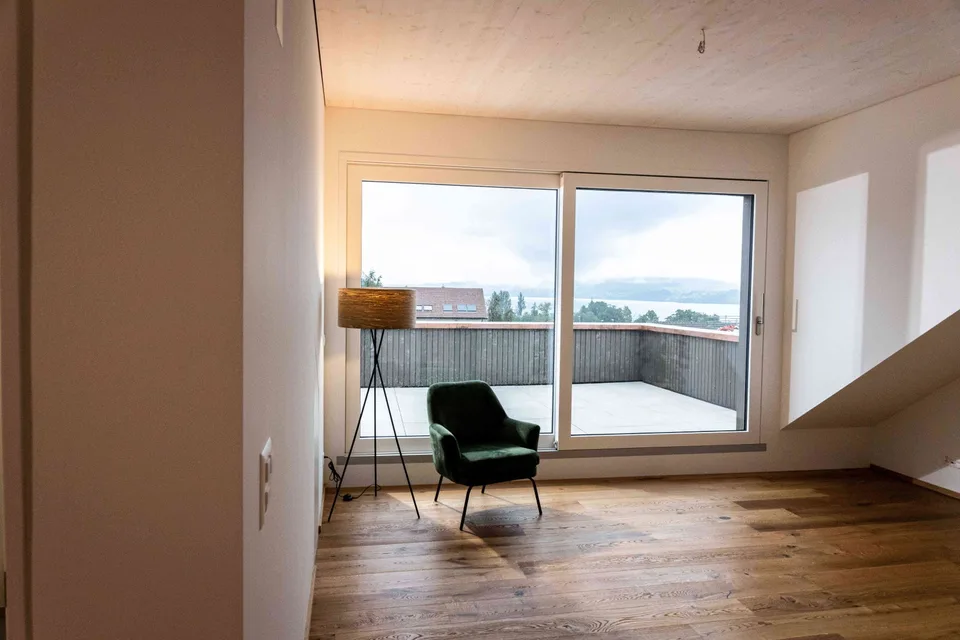 Dachwohnung mit Terrasse in Seenähe